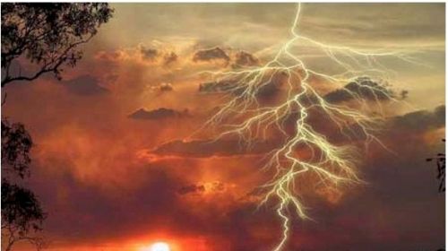 雷暴發(fā)生時(shí)在防雷設(shè)施建筑物附近，應(yīng)注意(圖1)